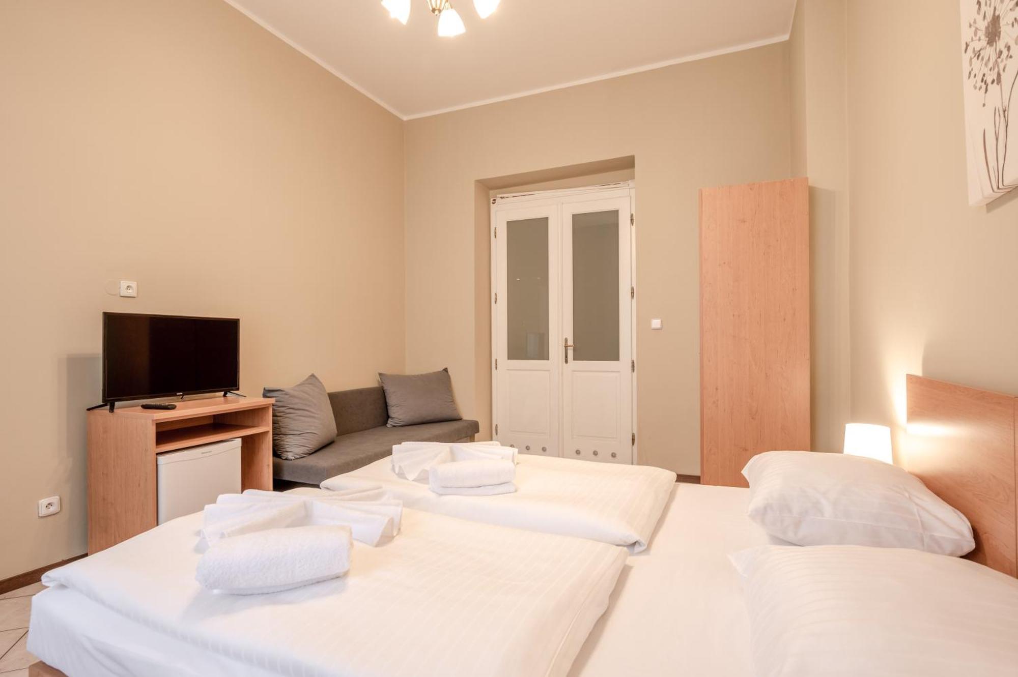 Dreibettzimmer mit Dusche
